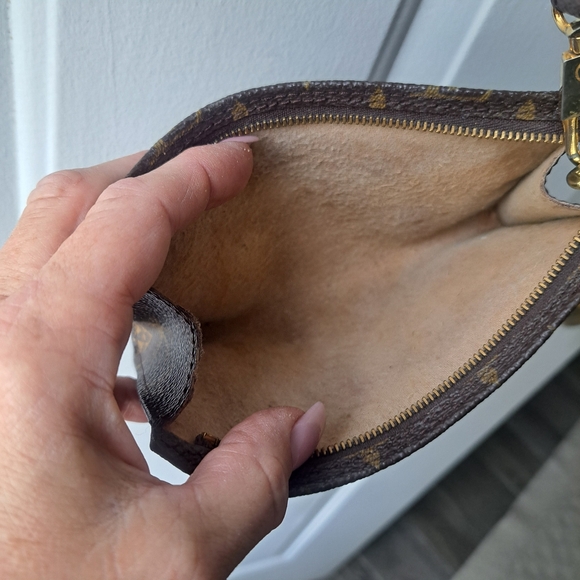Small Louis Vuitton Crossbody Purse/Pouch💛🤎 - Picture 12 of 16